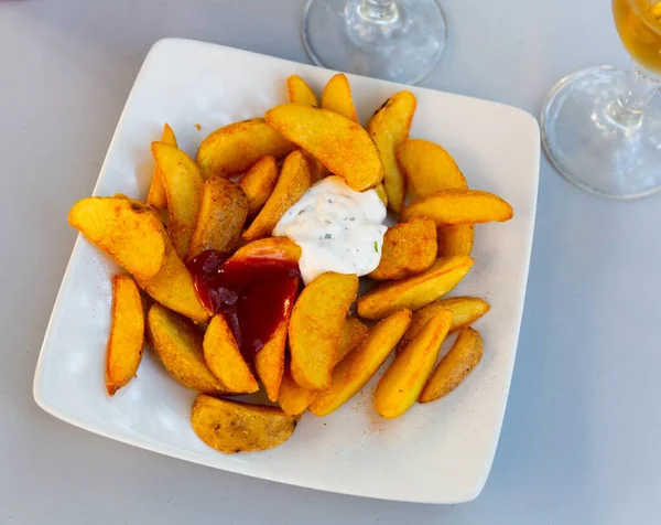 Popular Spanish Potato Tapa Patatas Bravas Spicy Creamy Tomato Sauces — Stock Photo, Image