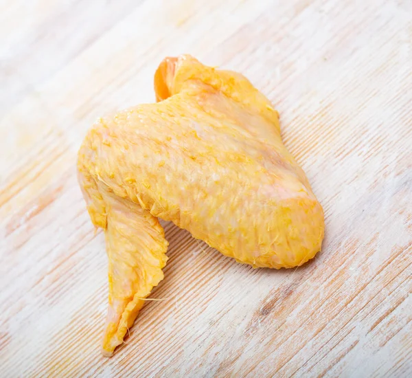 Frische Ungekochte Flügel Von Gelben Hühnern Auf Dem Holztisch — Stockfoto