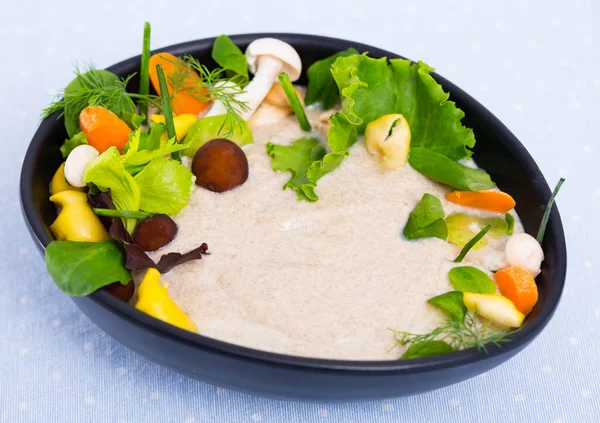 野菜やハーブを添えて野生のキノコとおいしいスープのピューレ — ストック写真