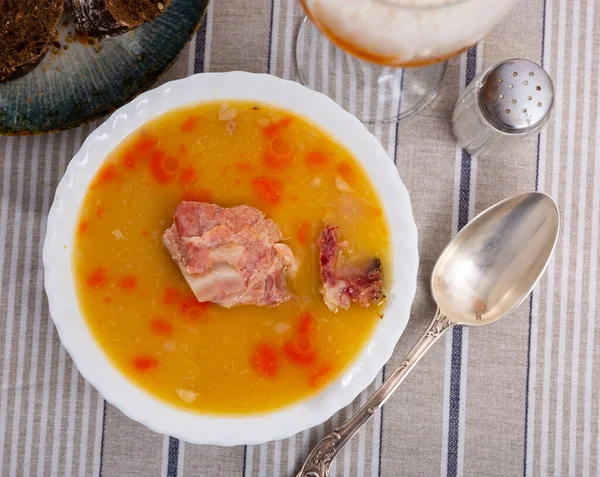 熱々のエンドウ豆のスープを食欲をそそります — ストック写真