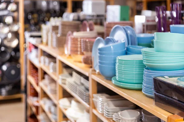 現代の家庭料理店における皿や椀の多様性 — ストック写真
