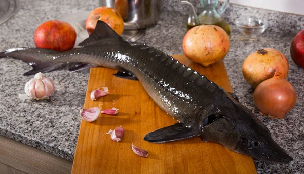 Tahtanın Üzerinde Duran Çiğ Mersin Balığı Taş Masanın Üstünde Nar — Stok fotoğraf