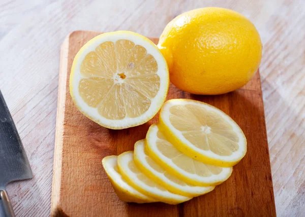 Čerstvé Plátky Citronu Dřevěném Pozadí — Stock fotografie