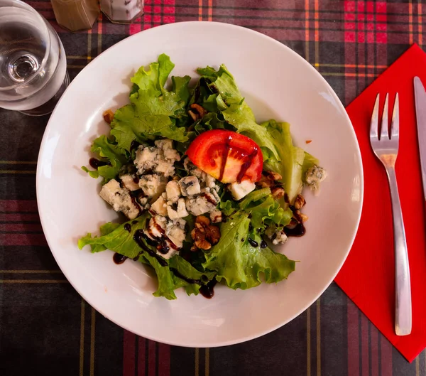 Peynirli Domatesli Marullu Lezzetli Sebze Salatası — Stok fotoğraf