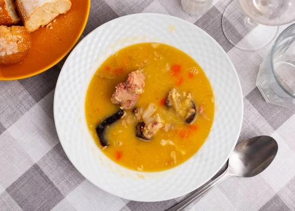 Placa Sopa Guisantes Con Carne Ahumada Servida Con Pan — Foto de Stock