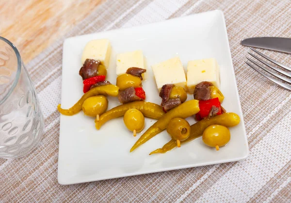 Nur Wenige Guldas Standen Auf Dem Tisch Sardellen Paprika Oliven — Stockfoto