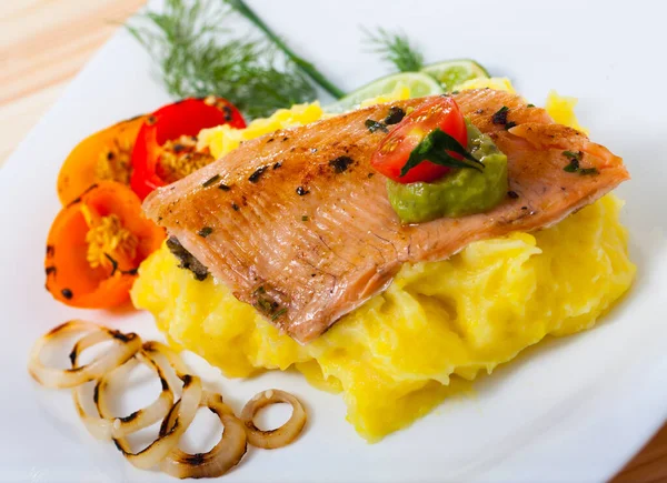 Baked Trout Fillet Mashed Potato Guacamole Cherry Tomatoes Sliced Lime — Stock Photo, Image