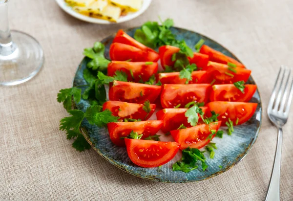 Schöne Portion Frischer Geschnittener Tomaten Mit Etwas Koriander Auf Dem — Stockfoto