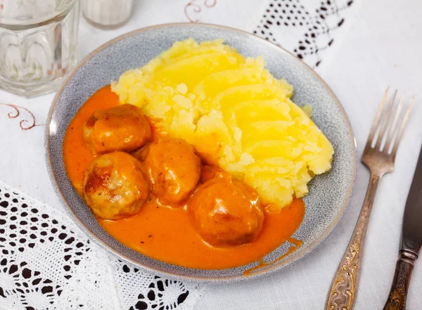 Appetizing Meatballs Sauce Garnished Mashed Potatoes Served Platter — Stock Photo, Image