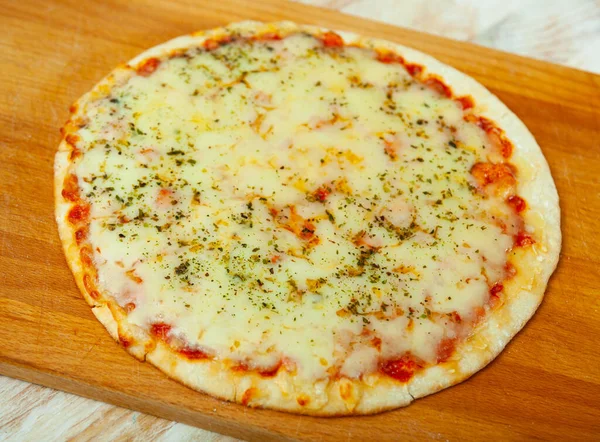 Gerade Gekochte Italienische Pizza Mit Geschmolzenem Käse Auf Holzbrett Serviert — Stockfoto