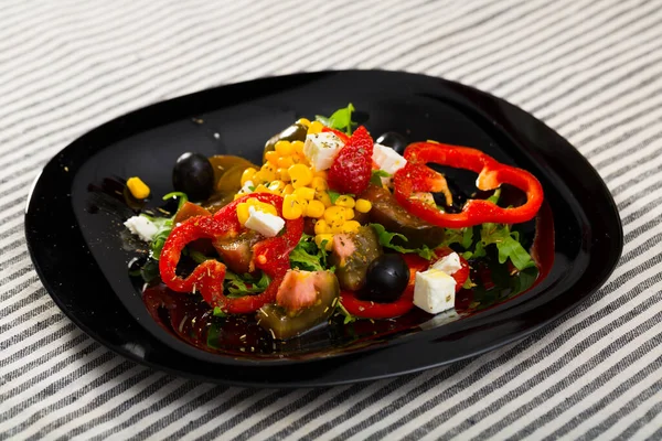 Salade Fraîche Avec Poivre Roquette Fraises Fromage Feta Assiette — Photo