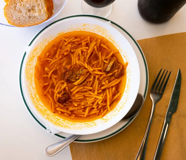 配上牛肉 绿豆和西红柿的面条汤放在盘子里 — 图库照片