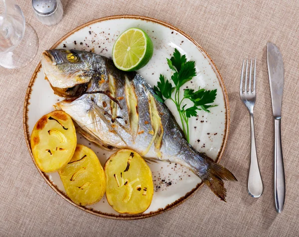 Kızarmış Dorada Balığı Sebze Garnitürlü Fırında Patates Püresi Limon Yeşillik — Stok fotoğraf