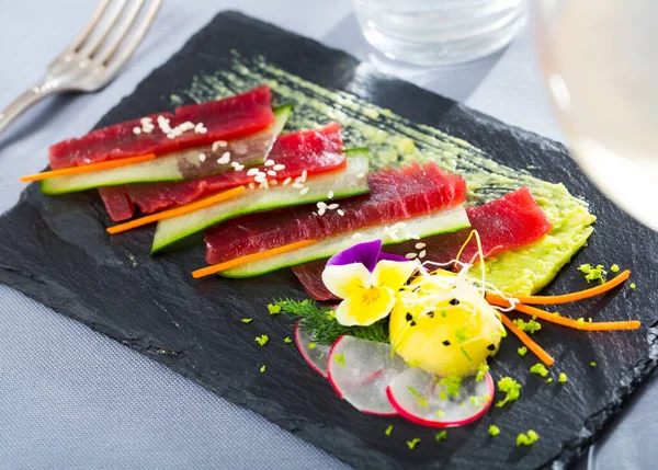 Apetyczne Sashimi Świeżym Tuńczykiem Warzywami Łupkach — Zdjęcie stockowe