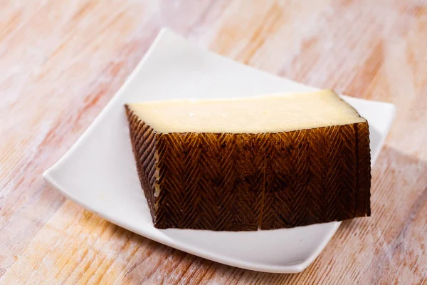 Slice Artisanal Semi Hard Ewes Milk Cheese Wooden Surface — Stock Photo, Image