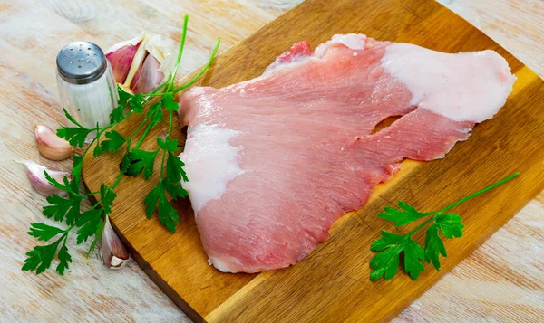 돼지고기 Raw 슬라이스 어깨와 돼지의 베이컨 사이에 — 스톡 사진