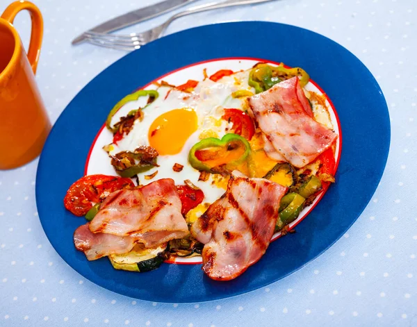 Fried Eggs Tomato Pepper Bacon Breakfast — Stock Photo, Image