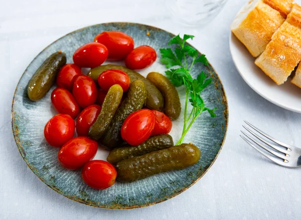 Eingelegte Gurken Und Tomaten Marinade Eingelegtes Gemüse Auf Teller Serviert — Stockfoto