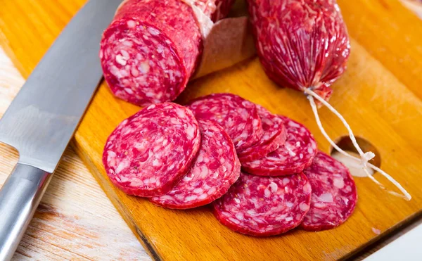 Salchichon Spagnolo Popolare Salsiccia Stagionata Tagliata Pezzi Sul Tavolo Immagine — Foto Stock