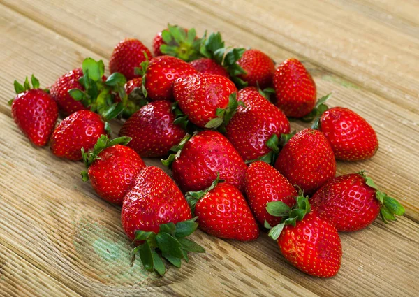 Rijp Aardbeien Een Houten Tafel Hoge Kwaliteit Foto — Stockfoto