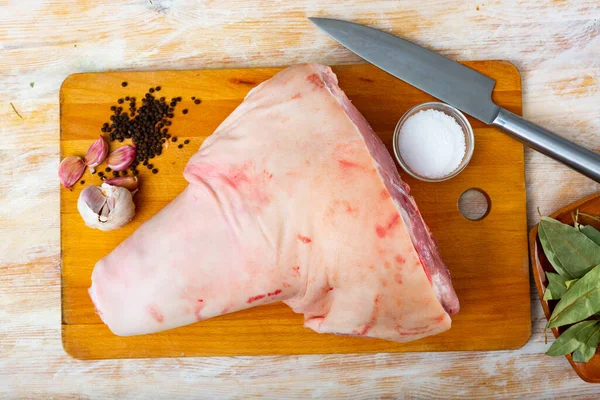 烹调的配料 生猪肉腿 配以大蒜 盐和月桂叶 铺在木制表面 — 图库照片
