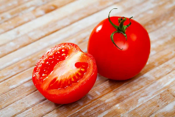 Twee Verse Sappige Rode Tomaten Houten Tafel Eén Doormidden Gesneden — Stockfoto