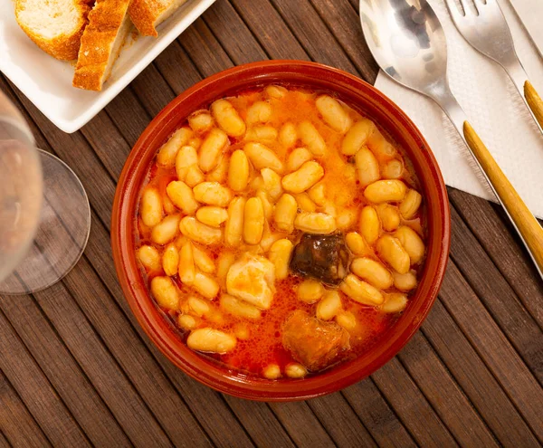 用炖豆 莫希利亚和Chorizo配成的美味的法贝达阿斯图里亚斯在传统的粘土菜中食用 — 图库照片