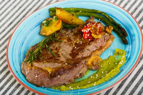 Kalbfleisch Mit Gebackenem Gemüse Ist Leckeres Gericht Der Küche — Stockfoto