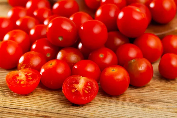 Tomates Cerises Bio Juteuses Fraîches Sur Table Bois — Photo