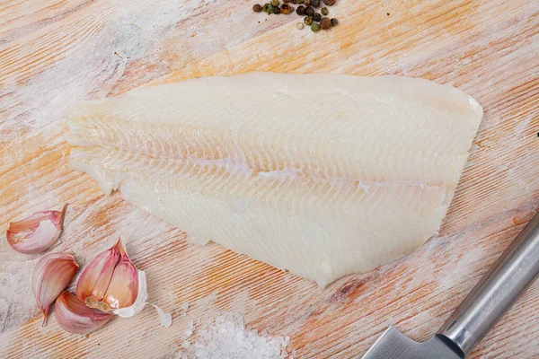 Pişmemiş Fileto Halkalı Balık Maydanozlu Ahşap Masada Sarımsaklı — Stok fotoğraf