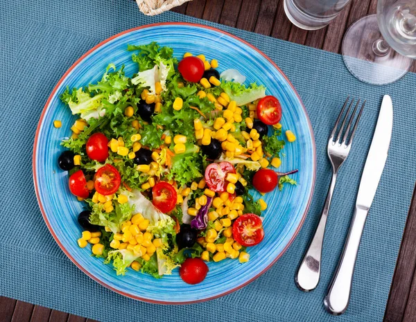Teller Mit Köstlichem Salat Aus Salat Tomaten Mais Zwiebeln Karotten — Stockfoto