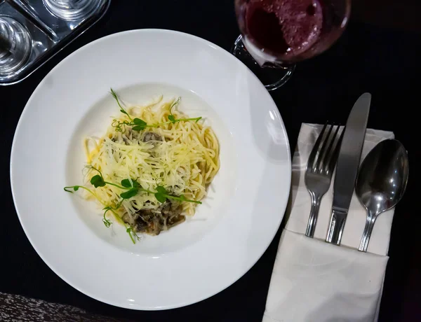 Аппетитные Спагетти Грибами Сливочном Соусе Тертым Твердым Сыром Итальянская Кухня — стоковое фото