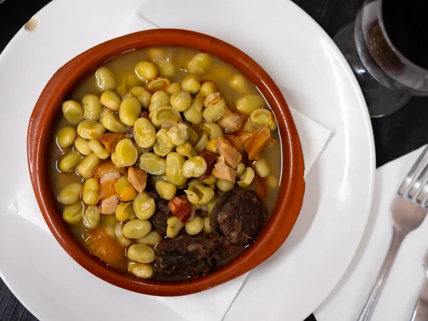 ハバス カタラーナ 様々なソーセージとベーコンとグレービーで豆のおいしいシチュー — ストック写真