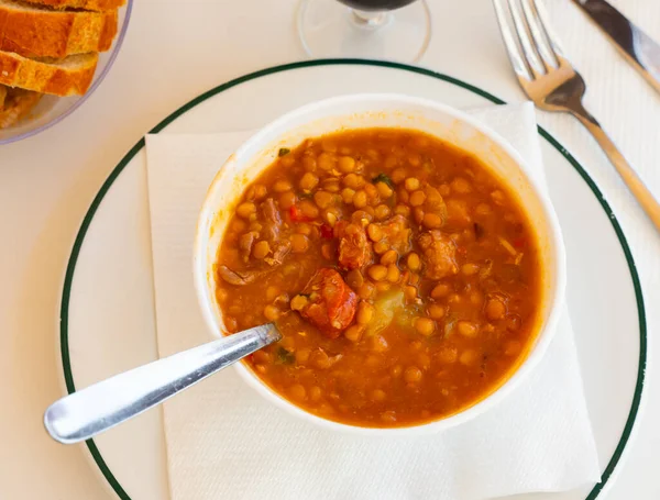 Linseneintopf Mit Chorizo Traditionelles Spanisches Gericht Serviert Auf Dem Tisch — Stockfoto