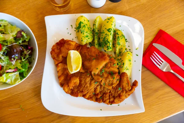 Spießbraten Wiener Schnitzel Mit Kartoffeln Auf Weißem Teller Café — Stockfoto