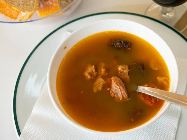 用小扁豆 莫希利亚和红辣椒在白碗中做西班牙式浓汤 — 图库照片