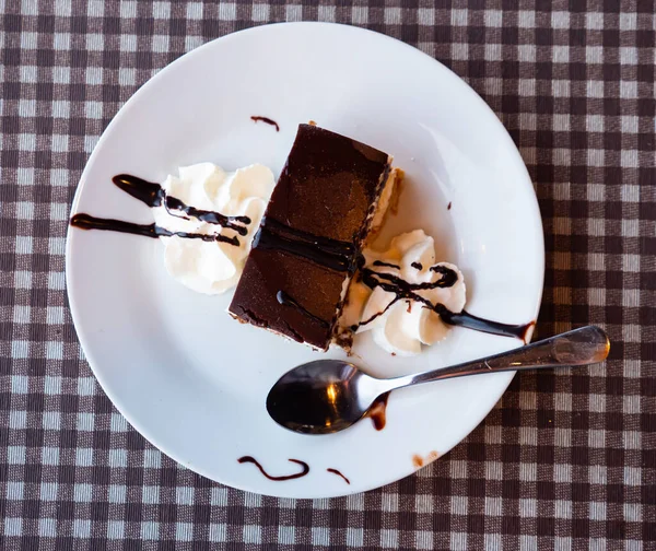 Нежный Десерт Птичье Молоко Аппетитным Слоем Посыпанное Шоколадом Взбитыми Сливками — стоковое фото