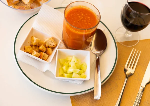 Köstliche Kalte Spanische Suppe Gazpacho Aus Rohem Gemüse Garniert Mit — Stockfoto