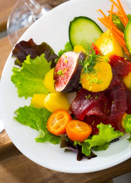 Portion Délicieuse Salade Thon Cru Légumes Verts Figues Agrumes — Photo