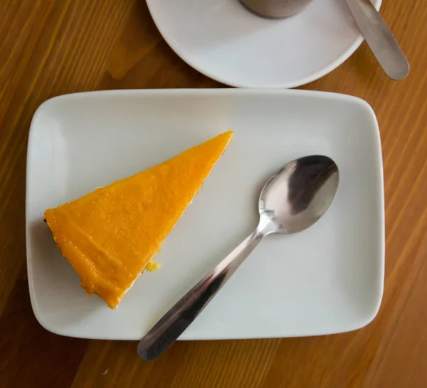 Widok Góry Delikatny Tort Szyfonowy Galaretką Mango Serwowane Białym Talerzu — Zdjęcie stockowe