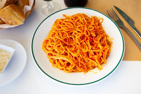 Тарелка Традиционных Итальянских Спагетти Мясным Соусом Болоньезе Подается Ужин — стоковое фото