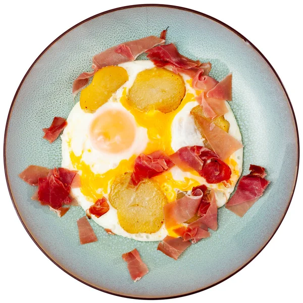 美味的炒鸡蛋配火腿土豆和香料当早餐 在白色背景下被隔离 — 图库照片
