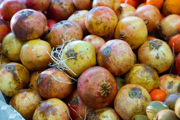 Frutta Fresca Succosa Melograno Nel Mercato Degli Agricoltori Strada Concetto — Foto Stock