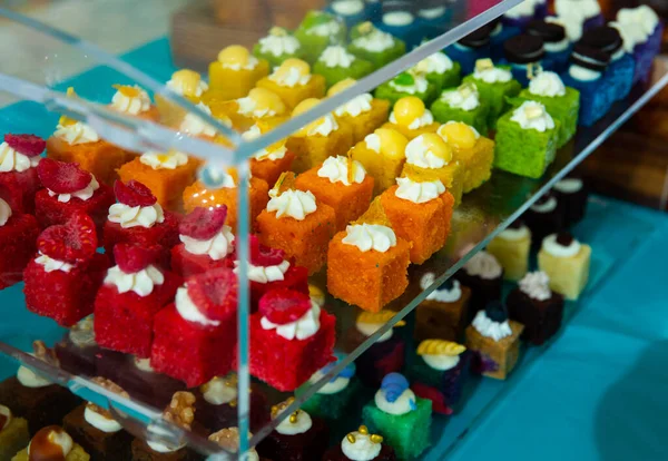 Exhibición Apetitosa Colorida Los Pasteles Forma Cubo Tienda Europea Torta — Foto de Stock