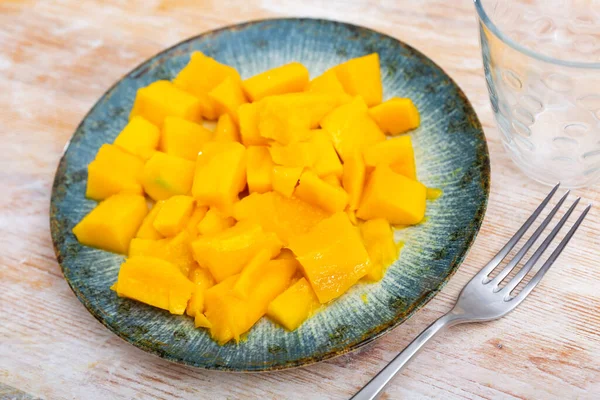 Schöne Erfrischende Gewürfelte Mangos Auf Teller Mit Stil Serviert — Stockfoto