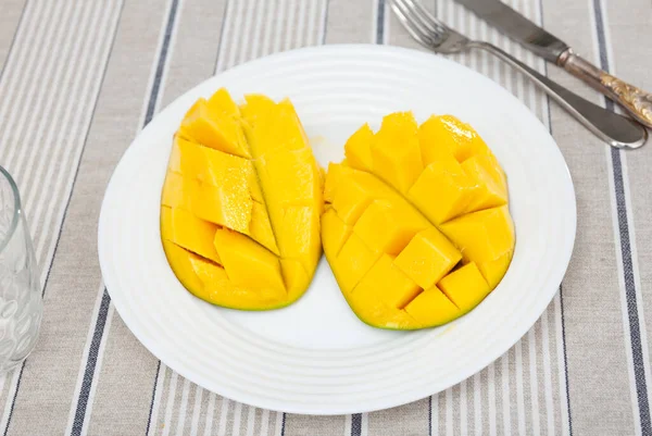 Tabakta Servis Edilen Taze Kesilmiş Mango Parçaları — Stok fotoğraf