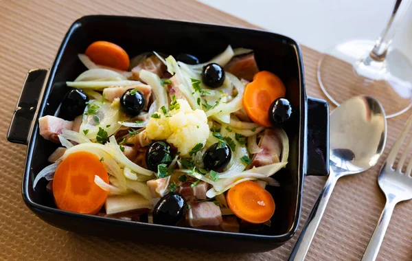 Antipasto Insalata Orecchie Maiale Con Olive Carote Cucina Portoghese — Foto Stock