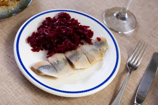 Hafif Tuzlu Ringa Balıkları Tabakta Pancar Salatasıyla Servis Edilir — Stok fotoğraf