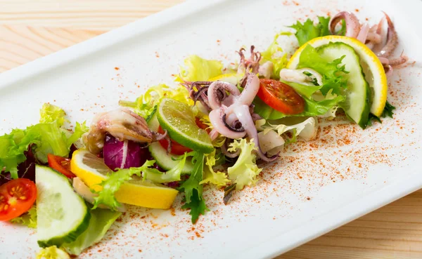 Salat Med Calamari Salatblade Grøntsager Kalk Krydret Med Paprika Olivenolie - Stock-foto