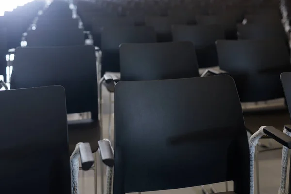 会議室で暗いプラスチック製の椅子の閉鎖 — ストック写真